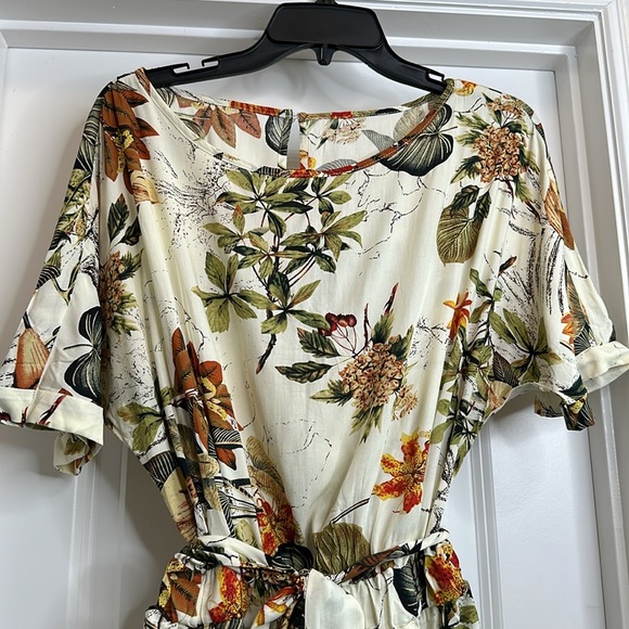 Cupshe tropical shorts romper size medium with open back! - Picture 3 of 5